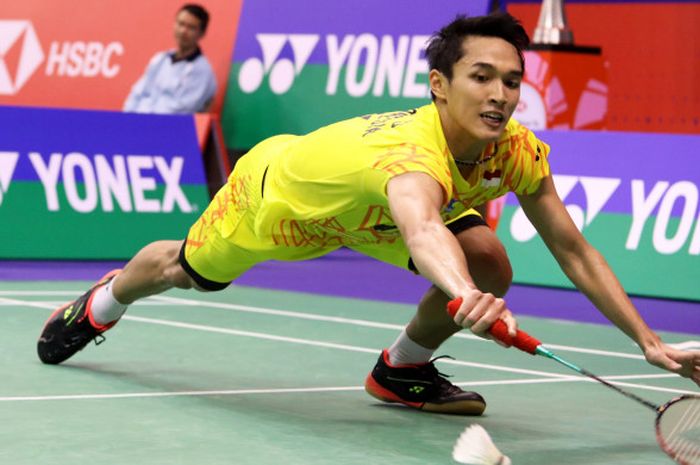 Pebulu tangkis tunggal putra Indonesia, jonatan Christie, saat berupaya mengembalikan kok ke arah lawannya.