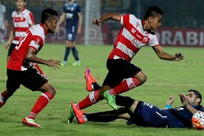 Dua pemain Madura United, Gilang Ginarsa dan Asep Berlian (tengah) beraksi dengan gelandang asing Arema, Srdjan Lopicic (terjatuh) di Stadion Gelora Bangkalan, Jumat (6/5/2016) malam. 