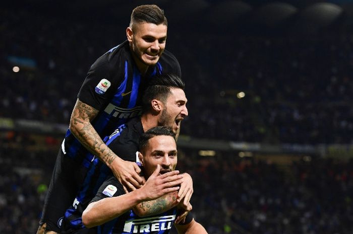 Bek Inter Milan, Danilo D'Ambrosio (bawah), merayakan golnya bersama Mauro Icardi (atas) dan Matteo Politano dalam laga Liga Italia kontra Fiorentina di Stadion Giuseppe Meazza, Milan, Italia pada 25 September 2018.