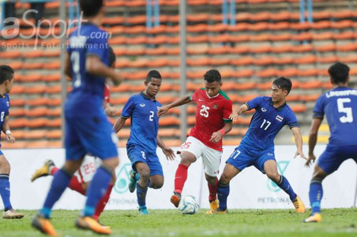  Timnas U-22 melawan Timnas Thailand U-22 dalam penyisihan grup B SEA Games XXIX Kuala Lumpur 2017 di Stadion Shah Alam, Selangor, Malaysia, Selasa (15/8). Pertandingan tersebut berakhir imbang 1-1. 