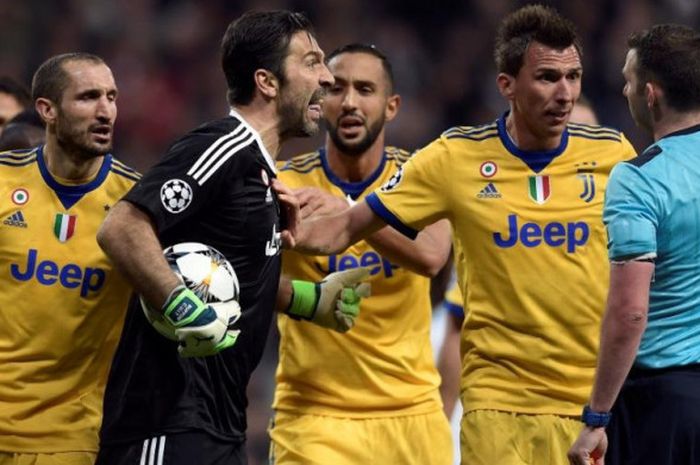 Kiper Juventus, Gianluigi Buffon, memprotes wasit Michael Oliver dalam laga Liga Champions kontra Real Madrid di Santiago Bernabeu, Rabu (11/4/2018).