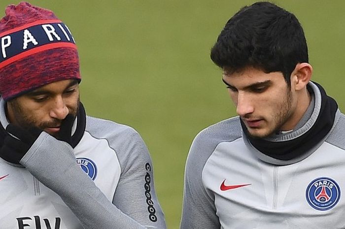 Gelandang Paris Saint-Germain, Lucas Moura (kiri) berbicara dengan rekan barunya, Goncalo Guedes, dalam sesi latihan jelang laga Ligue 1 2016-2017 menghadapi AS Monaco di Saint-Germain-en-Laye, Paris, Prancis, pada  28 Januari 2017.