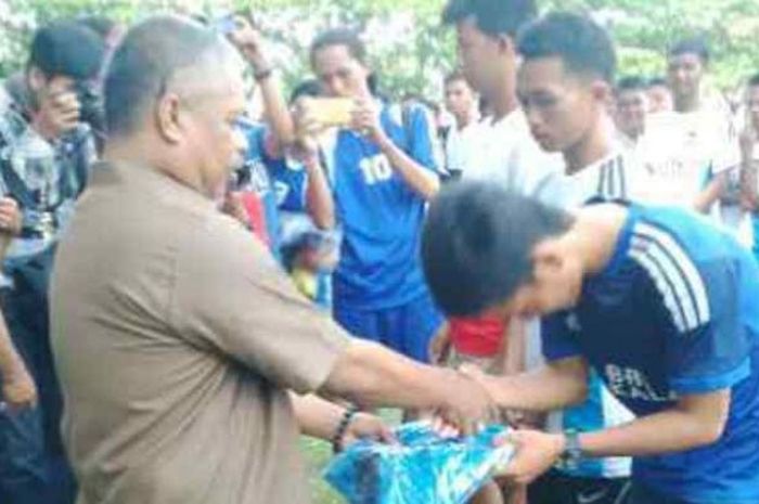 Kadispora Sulawesi Selatan, Mukhlis, memberi jersey kepada perwakilan peserta pada pembukaan SSL U-21 2016 di Lapangan Karebosi, Kamis (14/1/2016)