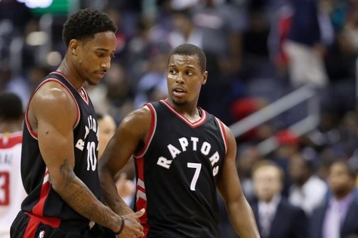 Pebasket Toronto Raptors, DeMar DeRozan (jersey #10) sedang berbicara dengan rekan satu timnya, Kyle Lowry (jersey#7) saat menghadapi Miami Heat di Air Canada Center, Jumat (4/11/2016) pagi waktu setempat atau Sabtu (5/11/2016).