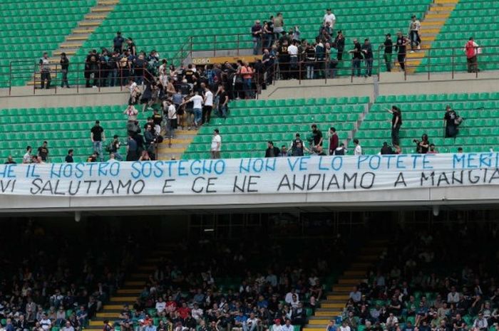 Suporter Inter Milan melakukan protes terhadap kinerja jeblok klub dengan mengosongkan tribune dan membentangkan spanduk dalam laga Serie A lawan Sassuolo di Stadion Giuseppe Meazza, 14 Mei 2017.