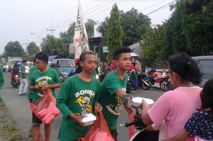 Komunitas Bonek Kota Beriman Jombang menggelar acara berbagi takjil kepada pengguna jalan, Senin (21/5/2018)