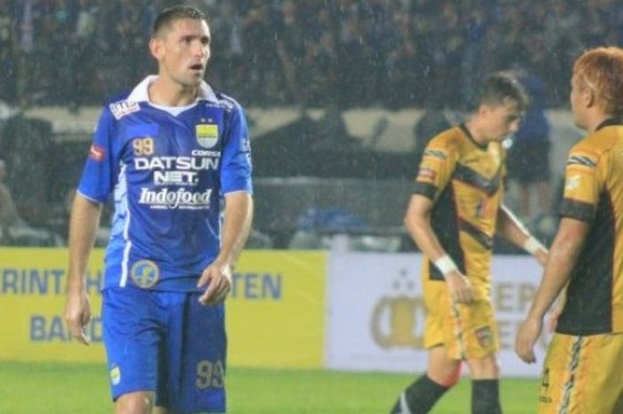 Striker Persib Bandung, Juan Belocoso, saat beraksi pada laga pembuka Piala Bhayangkara kontra Mitra Kukar, Kamis (17/3/2016).