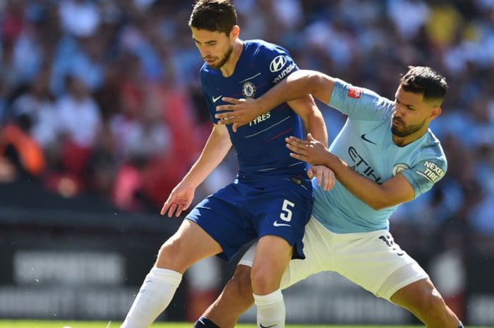  Gelandang Chelsea, Jorginho, berduel dengan penyerang Manchester City, Sergio Aguero, pada laga Community Shield di Stadion Wembley, London, Minggu (5/8/2018). 