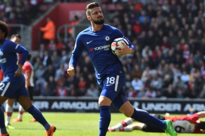 Penyerang Chelsea, Olivier Giroud, merayakan golnya ke gawang Southampton dalam partai Liga Inggris di Stadion St Mary's, Southampton, 14 April 2018.