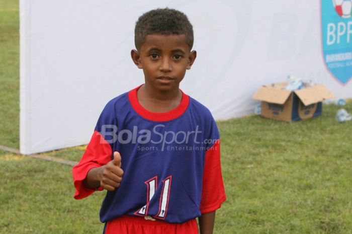 Sandro Masoka, pesepak bola usia dini dari Serui, Papua, di acara Bhayangkara Papua Football Festival 2017, di Stadion Mandala Jayapura, Kamis (14/12/2017).