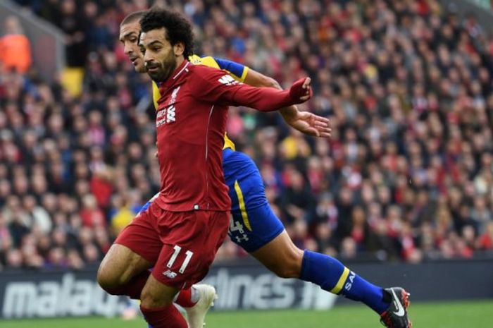 Mohamed Salah berusaha melewati Oriol Romeu dalam partai Liga Inggris antara Liverpool FC lawan Southampton di Stadion Anfield, Liverpool, 22 September 2018.