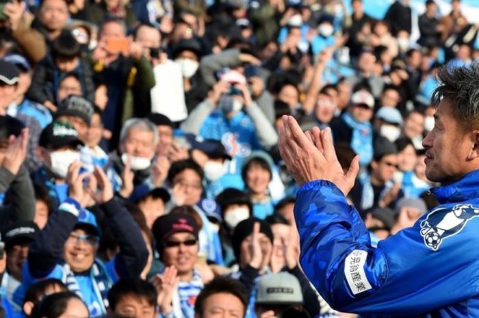 Kazuyoshi Miura merayakan ulang tahun ke-50 bersama suporter Yokohama FC, 26 Februari 2017.