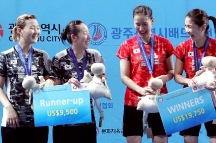 Pasangan ganda putri Korea Selatan, Lee So-hee/Shin Seung-chan (kiri) dan Chang Ye-na/Jung Kyung-eun pada Korea Masters 2018