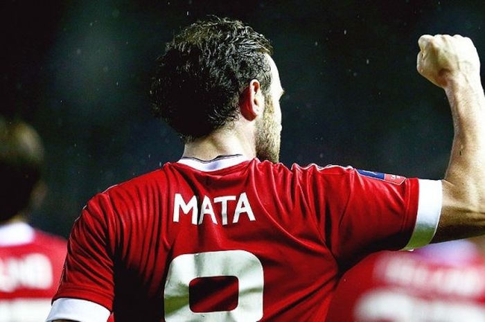 Juan Mata, melakukan selebrasi usai mencetak gol ketiga untuk Manchester United saat melawan Derby County di babak keempat Piala FA, 29 Januari 2016.