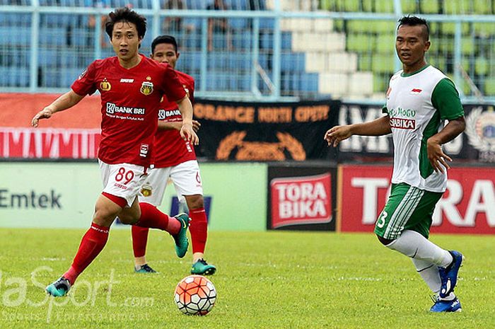 Pemain sayap PS TNI, Wawan Febrianto, saat tampil melawan Bhayangkara FC dalam laga kedua Grup B Pia