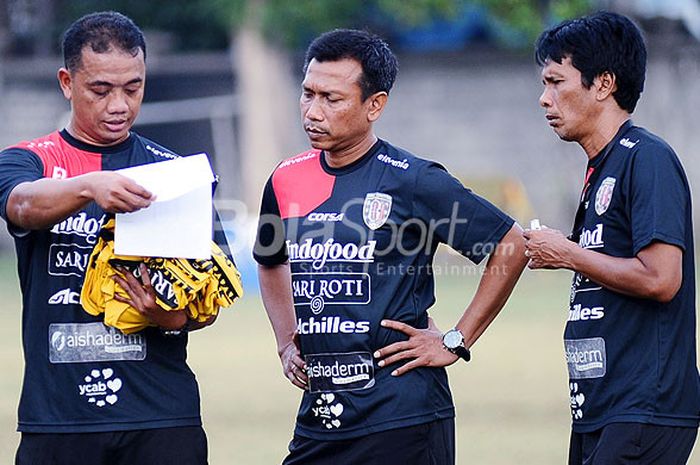  Pelatih Bali United, Widodo Cahyono Putro (tengah) terlihat serius berdiskusi dengan kedua asistennya, Eko Purdjianto (kiri) dan I Made Pasek Wijaya (kanan) di Lapangan Trisakti, Legian, Jumat (20/7/2018) pagi. 