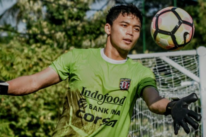 Dicky Indrayana (Bali United) siap menendang bola saat latihan di Lapangan Banteng, Seminyak, Jumat (28/7/2017). 