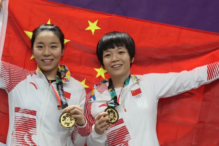 Ganda putri China, Chen Qingchen (kanan)/Jia Yifan, dengan medali emas Asian Games Jakarta-Palembang 2018.
