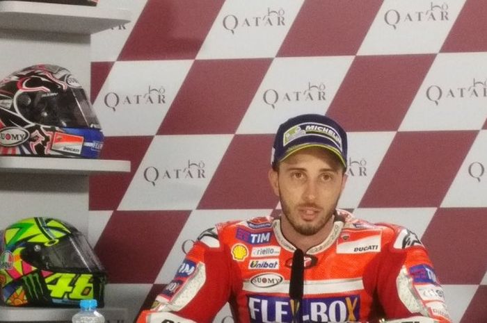 Pebalap Ducati Team, Andrea Dovizioso, menjalani sesi konferensi pers seusai balapan GP Qatar di Sirkuit Losail, Qatar, Minggu (26/3/2017).