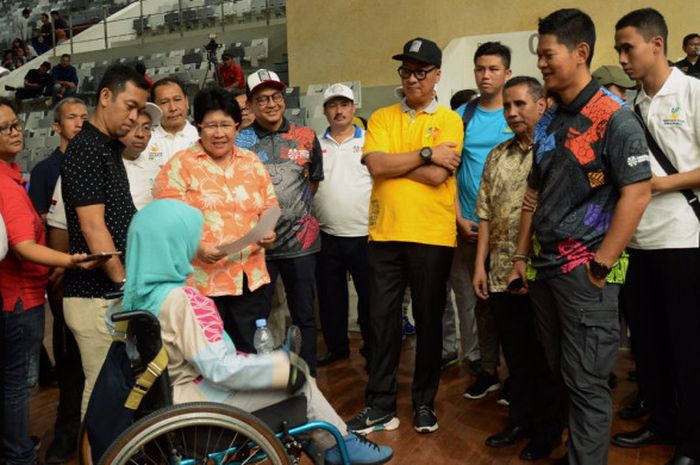 Menteri Sosial, Agus Gumiwang Kartasasmita (tengah), didampingi ketua umum Inapgoc, Raja Sapta Oktohari (kanan), dan penyandang disabilitas, meninjau kesiapan Istora Senayan, Jakarta, Jumat (28/9/2018), menjelang bergulirnya Asian Para Games 2018