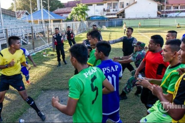 Wasit Aidil Azmy dikeroyok pemain Liga 3 dalam laga antara PSAP Sigli dan Aceh United di Lapangan Stadion Dimurthala, Banda Aceh, 18 Agustus 2017.