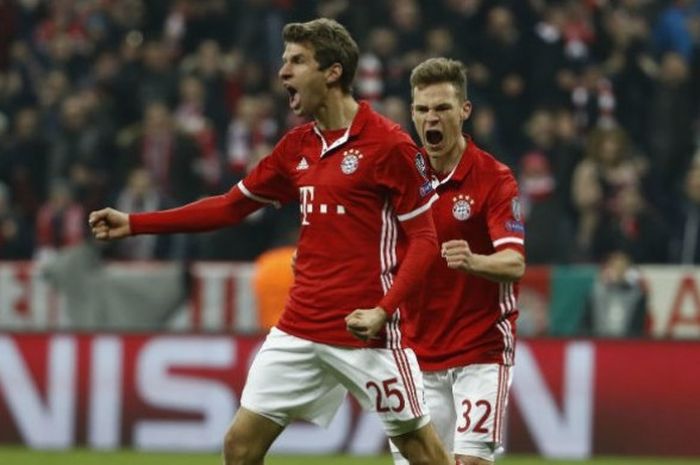 Ekspresi pemain FC Bayern Muenchen, Thomas Mueller (kiri), setelah mencetak gol ke gawang Arsenal pada laga pertama babak 16 Besar Liga Champions di Fussball Arena Muenchen, Rabu (15/2/2017) waktu setempat.