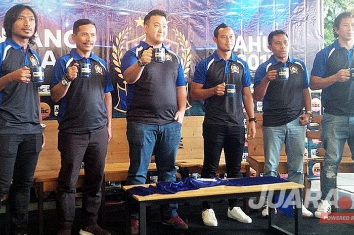 Brand Manager Kopi ABC, Ferdinand (tengah), berfoto bersama pemain, pelatih Persib, dan pelatih Diklat Persib, saat acara konferensi pers di Cafe Roempi, Jalan Anggrek, Kota Bandung, Selasa (9/5/2017).