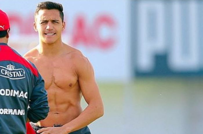 Alexis Sanchez bertelanjang dada  di tengah lapangan