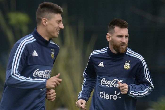 Pemain Argentina, Lionel Messi (kanan) dan Emiliano Rigoni, menjalani sesi latihan di Ezeiza, Buenos Aires, Argentina, pada 3 Oktober 2017.