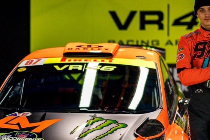 Adik tiri Valentino Rossi, Luca Marini berpose bersama mobil yang dikendarainya saat tampil di ajang Monza Rally  2017.