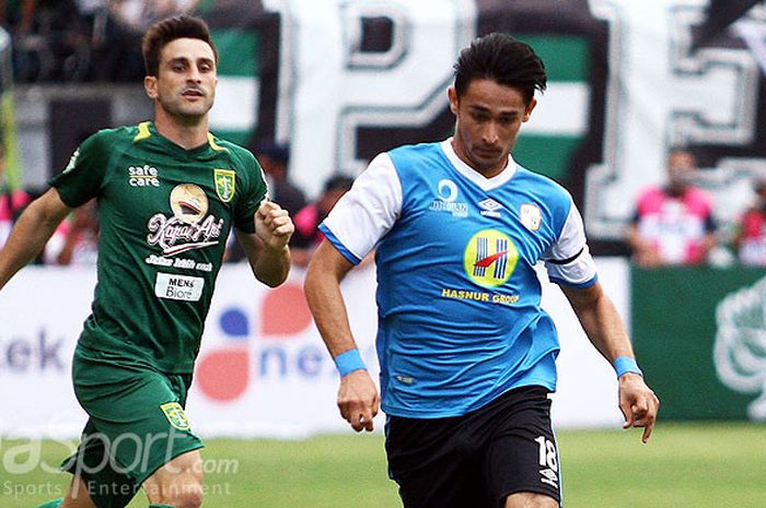 Bek Barito Putera Gavin Kwan Adsit (kanan depan),  mencoba lepas dari pemain Persebaya pada laga di Gelora Bung Tomo Surabaya, Minggu (8/4/2018) pekan ketiga Liga 1.