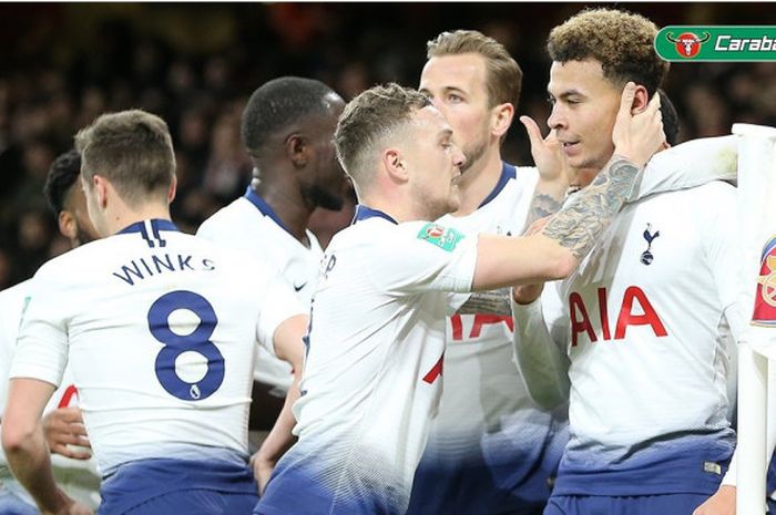 Para pemain Tottenham Hotspur merayakan gol yang dicetak oleh Dele Alli (kanan) dalam laga perempat final Piala Liga Inggris melawan Arsenal di Stadion Emirates, London pada 19 Desember 2018.