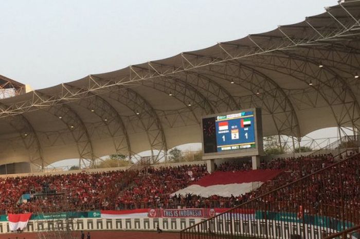 Bendera Indonesia berukuran raksasa di Stadion Wibawa Mukti, Cikarang, di sela-sela pertandingan babak 16 Besar Asian Games antara timnas U-23 Indonesia versus Uni Emirat Arab, Jumat (24/8/2018).