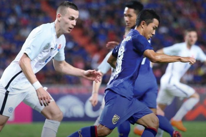 Gelandang tim nasional Thailand, Chanathip Songkrasin, menggiring bola dari incaran pemain Slovakia 