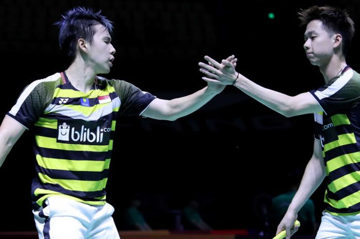  Marcus Fernaldi Gideon (kiri) dan Kevin Sanjaya Sukamuljo (kanan) berinteraksi saat menjalani partai perempat final Fuzhou China Open 2018, Jumat (9/11/2018). 