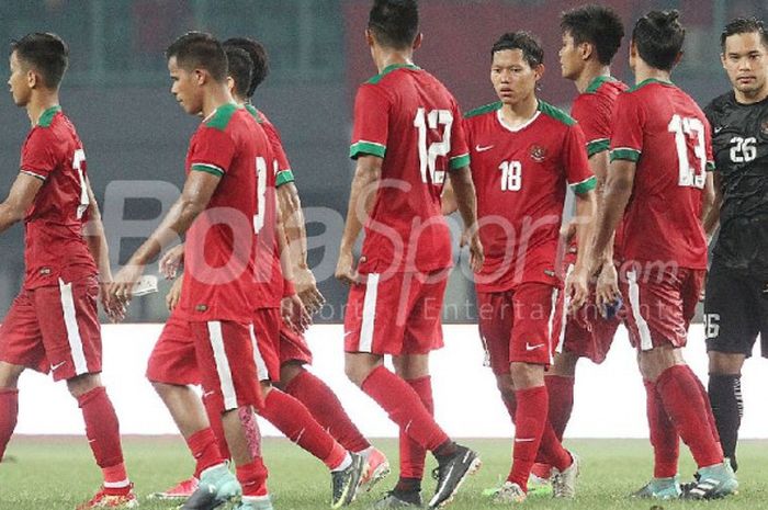 Ekspresi para pemain timnas Indonesia seusai laga persahabatan internasional kontra Fiji di Stadion Candrabhaga, Bekasi, pada Sabtu (2/9/2017).