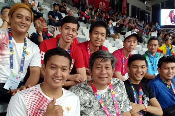 Tim ganda putra Indonesia, memberi dukungan langsung kepada tim bulu tangkis yang tampil pada Asian Para Games 2018 di Istora Senayan, Jakarta, Kamis (11/10/2018).