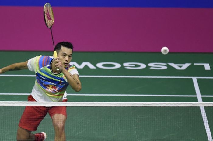 Pebulu tangkis tunggal putra China, Lin Dan, mengembalikan kok ke arah Viktor Axelsen (Denmark) pada babak final Kejuaraan Dunia 2017 yang berlangsung di Emirates Arena, Glasgow, Skotlandia, Minggu (27/8/2017).