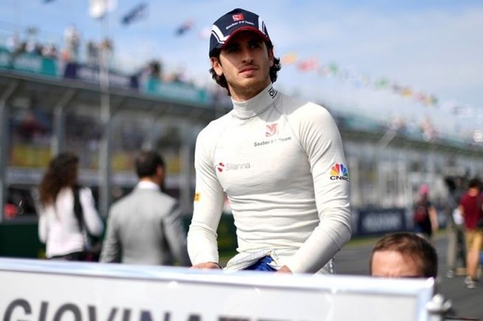 Pebalap tim Sauber asal Italia, Antonio Giovinazzi, ikut saat parade jelang GP Australia di Sirkuit 
