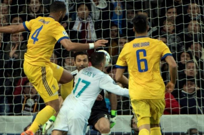 Pelanggaran bek Juventus, Medhi Benatia, terhadap winger Real Madrid, Lucas Vazquez, yang berakibat tendangan penalti untuk El Real pada laga Liga Champions di Santiago Bernabeu, Madrid, 11 April 2018.
