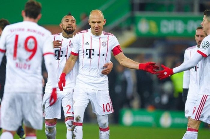 Winger Bayern Muenchen, Arjen Robben (tengah), berselebrasi dengan rekan setimnya usai membobol gawang SC Paderborn di ajang DFB Pokal, Rabu (7/2/2018).