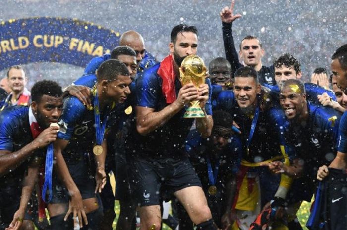 Bek Prancis, Adil Rami, mencium trofi juara saat merayakan kesuksesan menjuarai Piala Dunia 2018 setelah menekuk Kroasia 4-2 pada laga final di Stadion Luzhniki, Moskow, 15 Juli 2018.