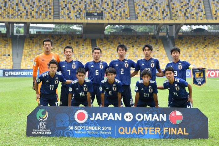 Para pemain timnas u-16 Jepang berpose jelang laga kontra timnas U-16 Oman pada laga perempat final Piala Asia U-16 2018 di Stadion Nasional Bukit Jalil, Kuala Lumpur, Malaysia, 30 September 2018. 