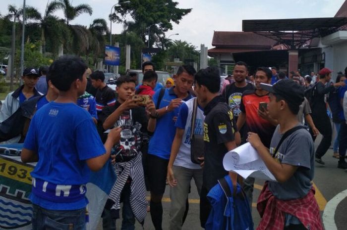 Bobotoh menyambut kedatangan Persib Bandung di Bandara Adi Sumarmu Solo pada hari Kamis (2/11/2017).Mereka meminta foto dan tanda tangan kepada para pemeain Persib.