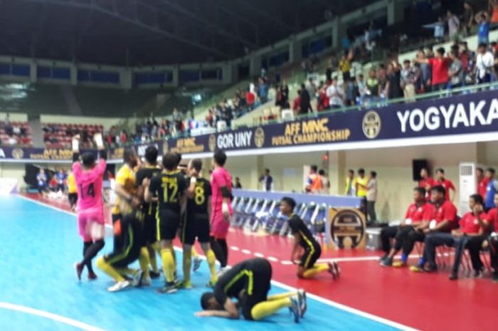 Timnas futsal Malaysia merayakan keberhasilan lolos ke final setelah menaklukkan Vietnam, Jumat (9/11/2018).