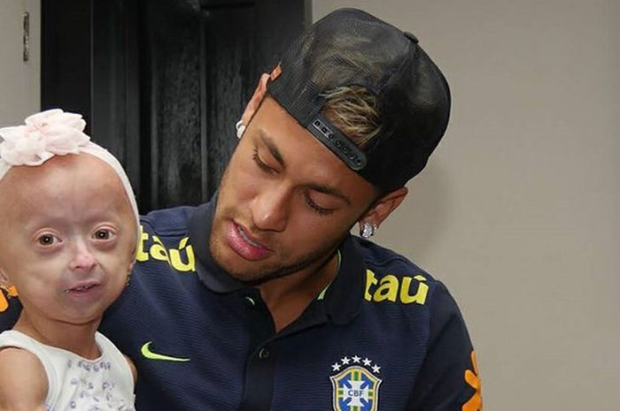 Neymar tengah mengunjungi Ana Clara (8), gadis kecil pengidap sindrom Progeria pada, Senin (10/10/2017) di Sao Paulo, Brasil.