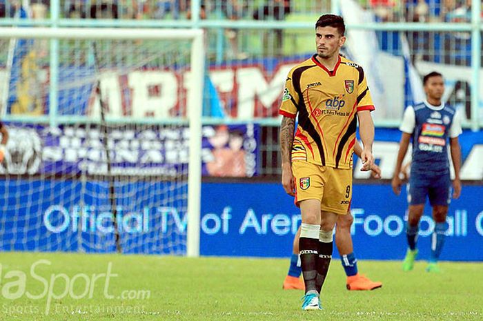 Penyerang asing Mitra Kukar, Fernando Rodriguez Ortega, saat tampil melawan Arema FC pada pekan pertama Liga 1 di Stadion Kanjuruhan Kabupaten Malang, Jawa Timur, Sabtu (24/03/2018) sore.