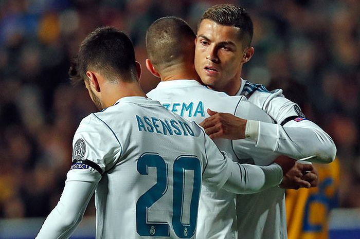  Penyerang Real Madrid, Karim Benzema, memeluk rekan setimnya, Cristiano Ronaldo (kanan), saat merayakan gol dalam laga lanjutan Grup H Liga Champions 2017-2018 melawan Apoel FC di Stadion GSP, Nicosia, Siprus, pada 21 November 2017. 