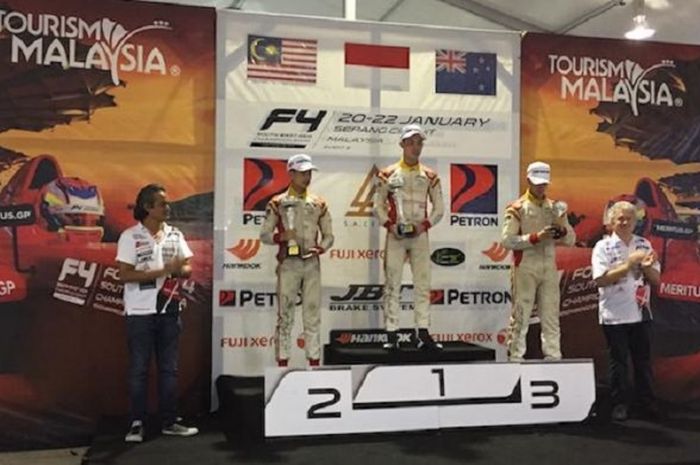 Pebalap Indonesia, Presley Martono (tengah), berpose di atas podium setelah memenangi race keempat seri ke-6 Formula 4 South East Asia (F4 SEA) di Sirkuit Sepang, Malaysia, Sabtu (21/1/2017). Pebalap Malaysia, Isyraf Danish (kiri), finis di urutan kedua, sementara Faine Kahia dari Selandia Baru finis di urutan ketiga.