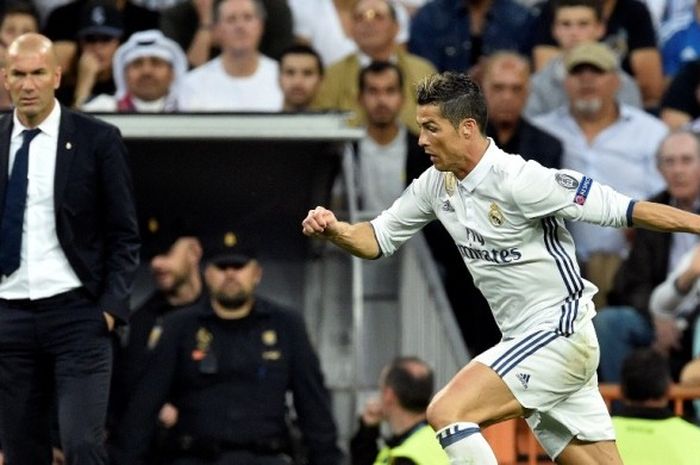 Ikon Real Madrid, Cristiano Ronaldo, disaksikan sang pelatih, Zinedine Zidane, dalam laga leg kedua perempat final Liga Champions di Stadion Santiago Bernabeu, Madrid, Spanyol, pada 18 April 2017.